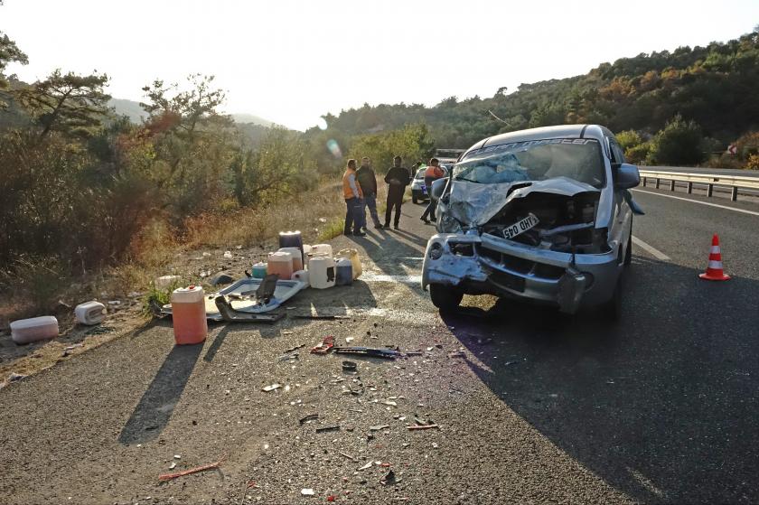 tarım işçilerini taşıyan minibüs kaza yaptı 