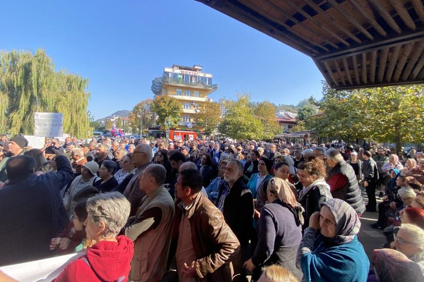 meydanı dolduran yüzlerce kişi