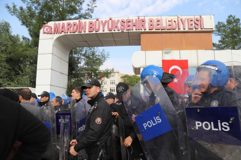 Mardin Büyükşehir Belediyesi önündeki polis barikatı