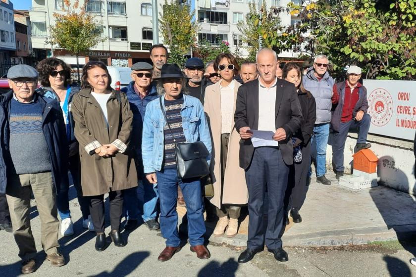 Ordu'da çevre şehircilik il müdürlüğü önünde basın açıklaması yapan dernek