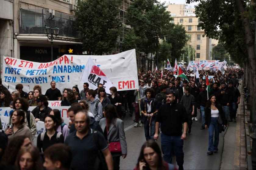 Atina'da eğitime daha fazla pay ayrılması için eylem yapan öğrenciler.