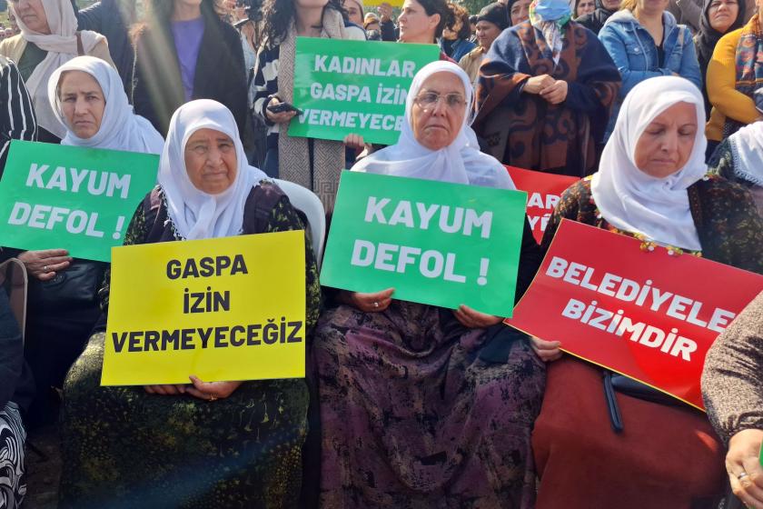 'Kayyum defol' dövizleri taşıyan kadınlar