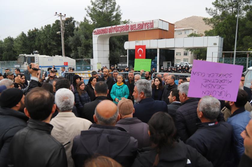 Mardin belediyesi önünde toplantı