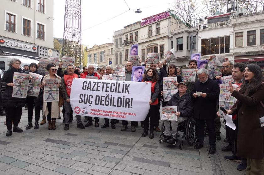 Yeni Yaşam gazetesini tutan eylemciler