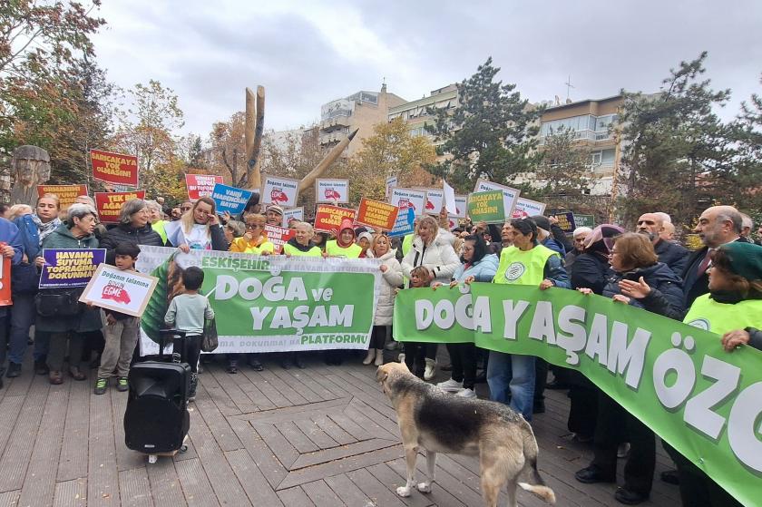 açıklama yapan kalabalık