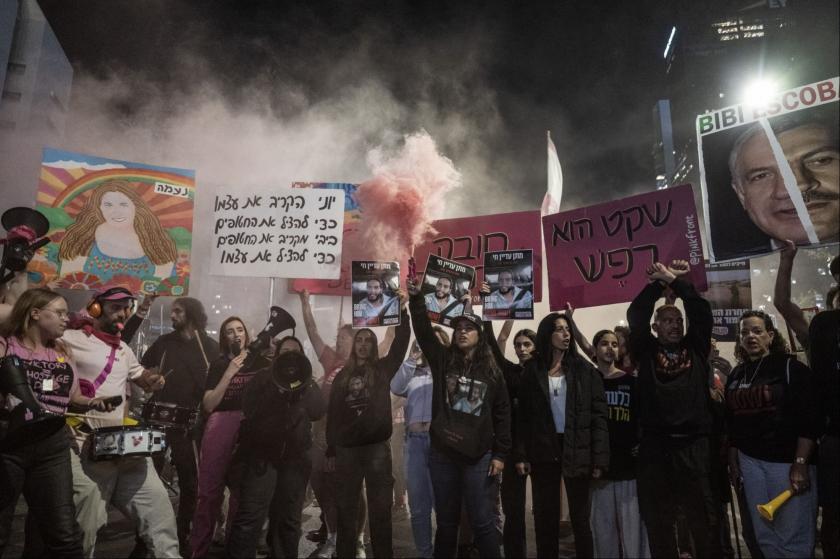 Gazze'deki esirlerin aileleri, Tel Aviv'de esir takası talebiyle eylem düzenledi