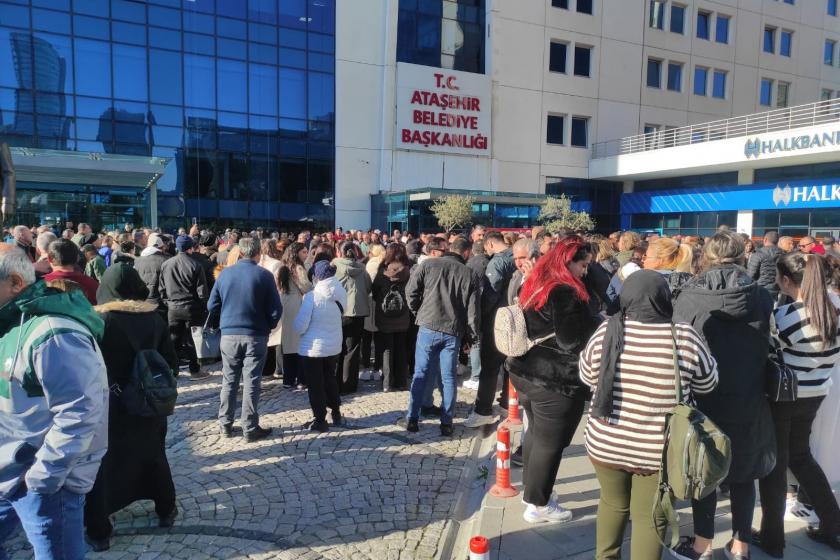 Ataşehir Belediyesi işçileri belediye binası önünde