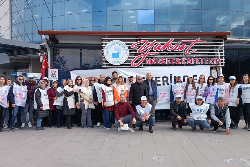 Grevdeki Pamukkale Üniversites işçilerini ziyaret eden Maltepe Belediyesi işçileri