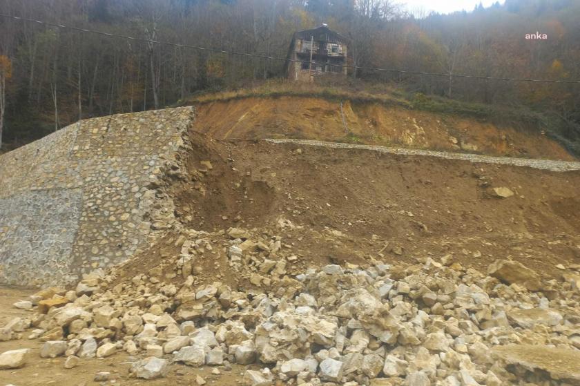 Kaçak villa inşaatına yol yapımı