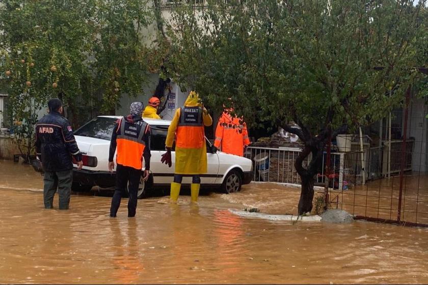 Antalya'da subasan otelde kurtarma çalışması