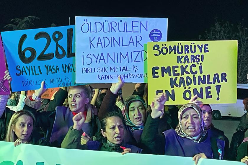 'Sömürüye karşı emekçi kadınlar en öne' dövizi taşıyan kadınlar