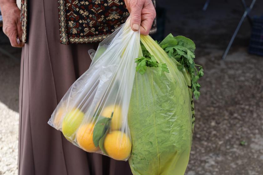 pazarda limon ve yeşillik bulunan poşetler