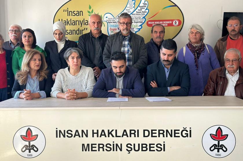 İHD Mersin şubesi basın açıklaması yapıyor