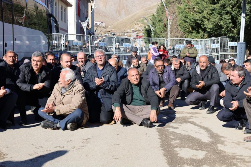 Bahçesaray Belediyesine kayyım atılmasına karşı yapılan eylem.