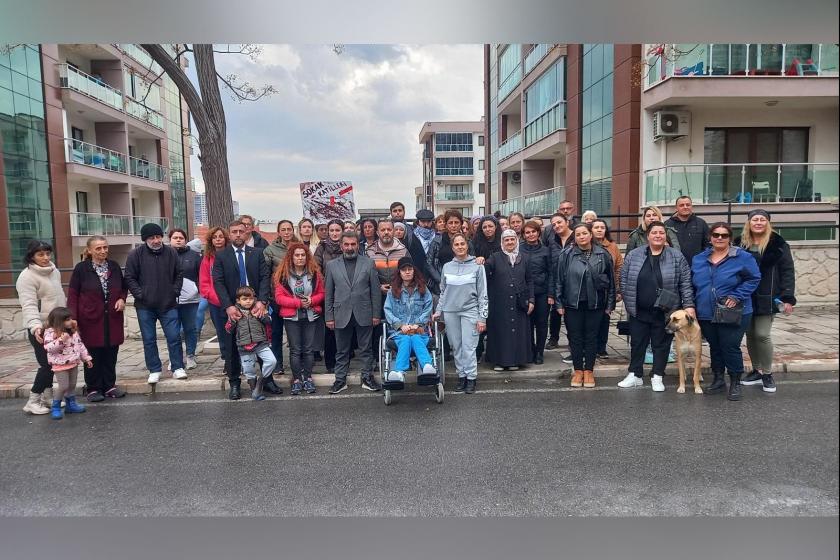 Köpeklerin ve tilkinin öldürülmesine tepki gösteren yurttaşlar.