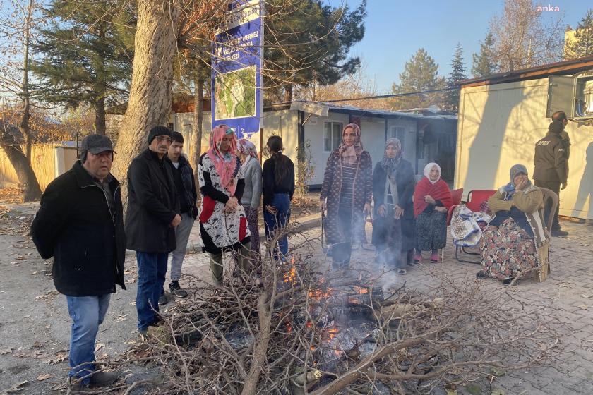 ateş başında bekleyen depremzedeler