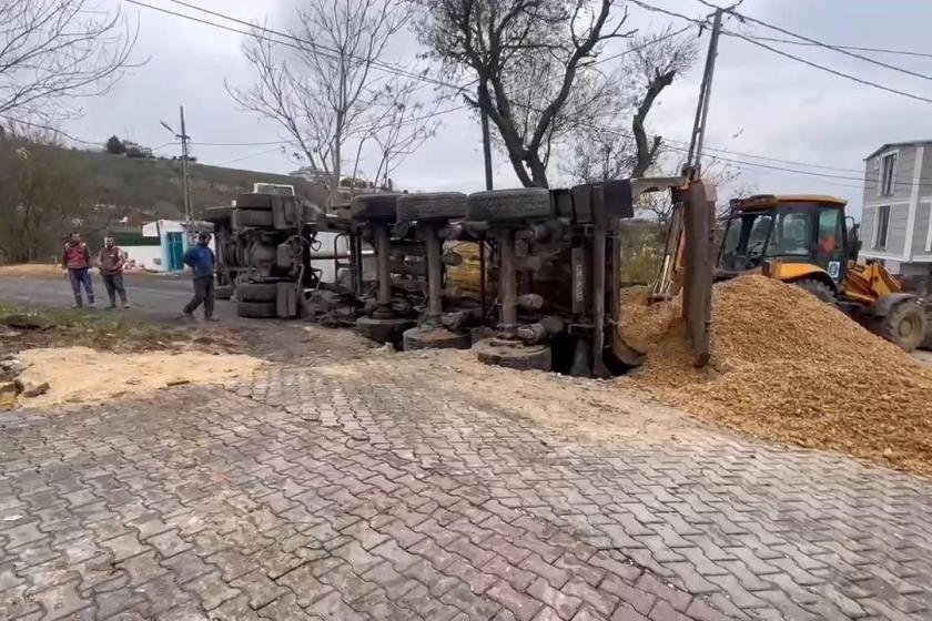 İstanbul Beylikdüzü'nde devrilen İski hafriyat kamyonu