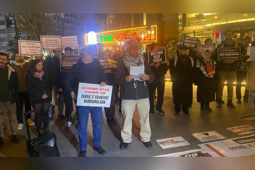 Erdoğan’ı protesto edenlerin tutuklanmasına tepki gösteren insanlar.