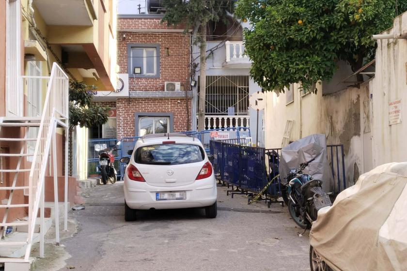 İzmir'de polis merkezi önünde, Kuş'un cansız bedeninin bulunduğu araç