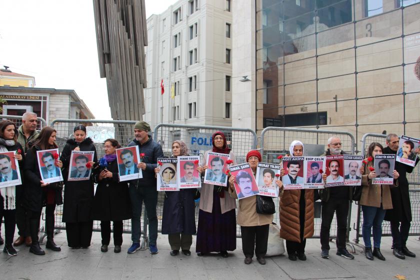 yakınlarının fotoğraflarını taşıyan Cumartesi İnsanları