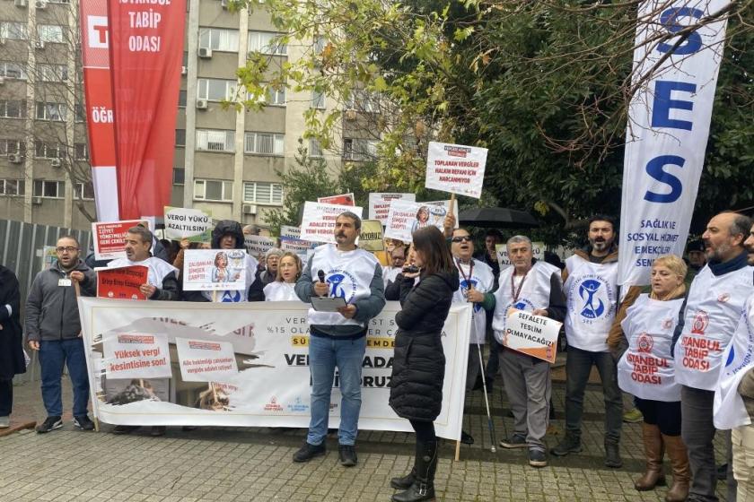 Sağlık emekçilerinin İstanbul Tıp Fakültesi önündeki 