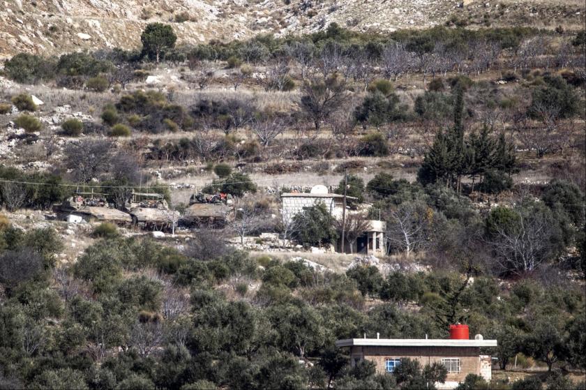 İsrail ordusunun işgal altında tuttuğu Golan Tepeleri'nde bulunan Mecdel Şems bölgesindeki İsrail - Suriye sınırı görüntülendi. İsrail ordusuna ait askeri araçların Suriye’ye ait topraklardaki haraketliliği kaydedildi.