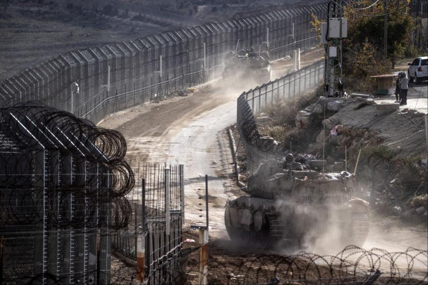 İsrail ordusunun işgal altında tuttuğu Golan Tepeleri'nde bulunan Mecdel Şems bölgesindeki İsrail - Suriye sınırı görüntülendi. İsrail ordusuna ait askeri araçların Suriye’ye ait topraklardaki haraketliliği kaydedildi.