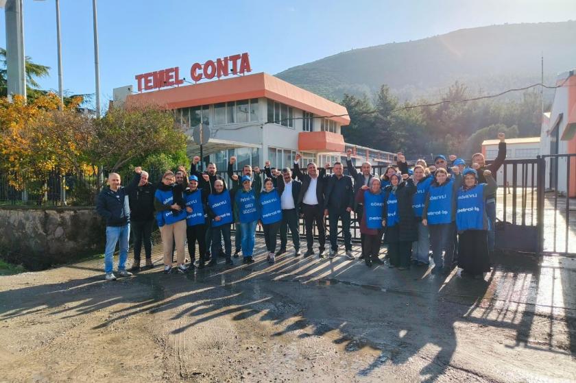 temel conta fabrikası önünde işçiler