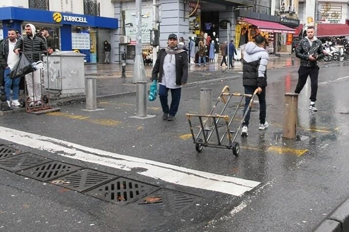 İstanbul'da bir caddede yürüyen yurttaşlar yurttaşlar