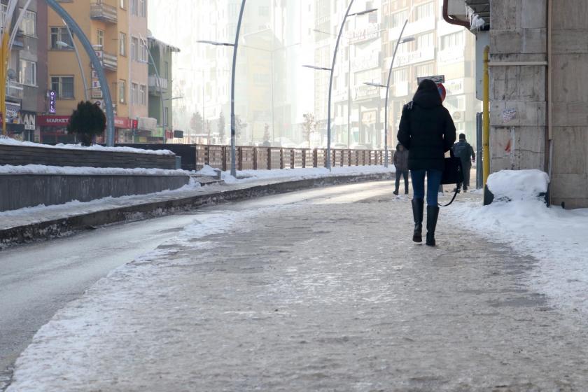 Sıfırın altına düşen sıcaklıkta buzlanan yollar