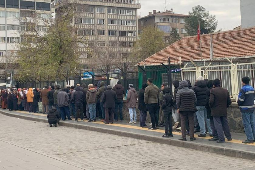 Diyarbakır Yenişehir'de Toprak Mahsulleri Ofisi (TMO) önünde bekleyen yurttaşlar