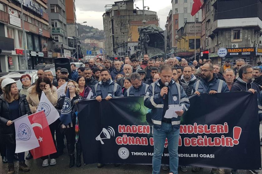 Maden Mühendisleri Odası Zonguldak'ta 'Maden mühendisleri günah keçisi değildir' diyerek yürüyüş ve basın açıklaması düzenledi.