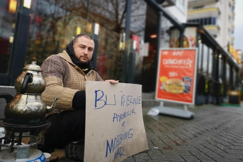 Eskişehir’de, KFC’nin Atatürk Bulvarı'ndaki şubesi önünde oturma eylemi yapan Büşra Başar’ın eşi Gökay Başar