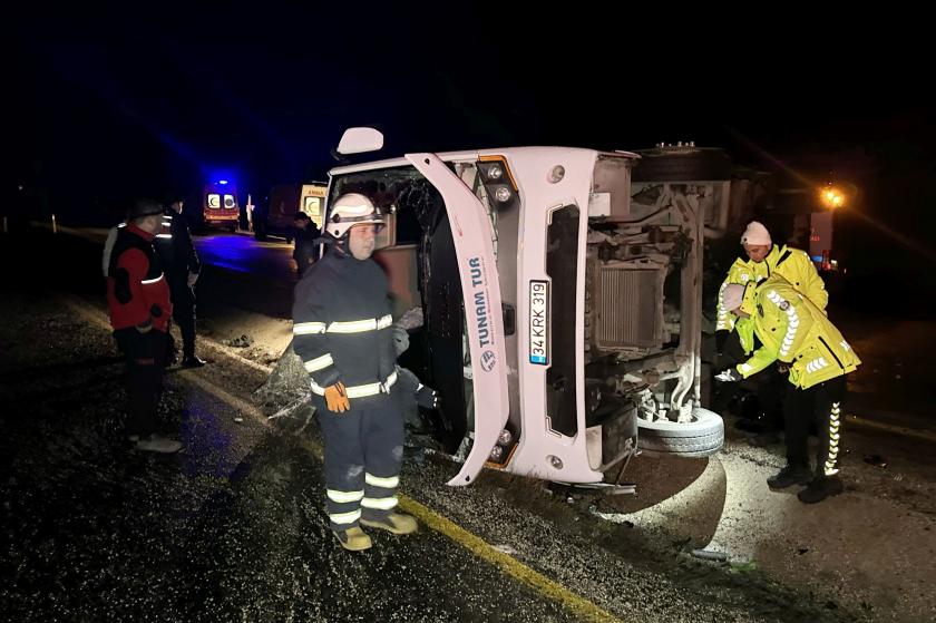 devrilen araç, polis ve itfaiye ekipleri