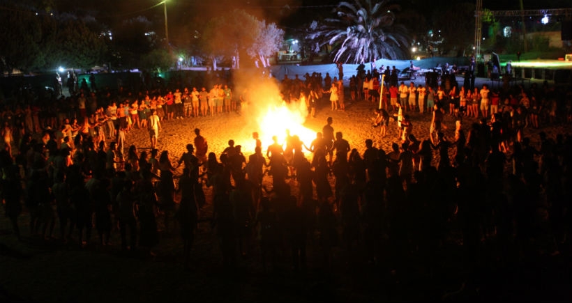 Kamp ateşi  barış için yandı