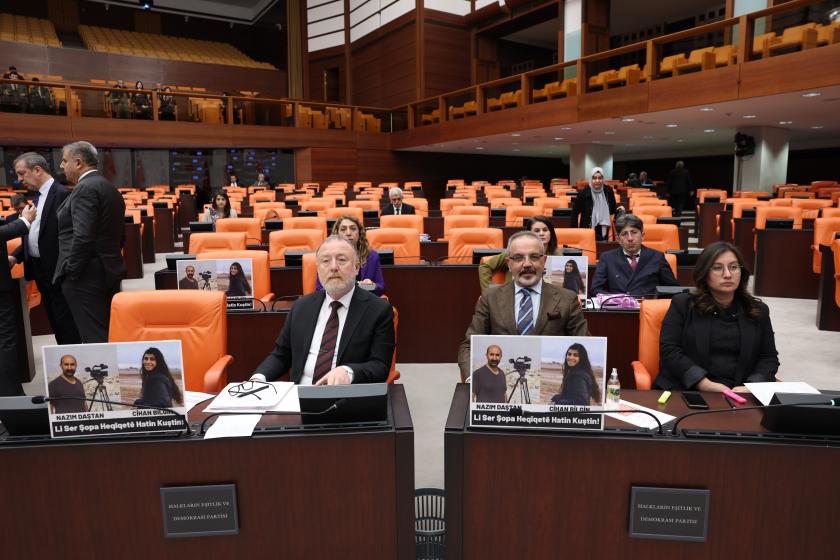 Meclis sıralarında önlerine gazetecilerin fotoğraflarını koyan vekiller