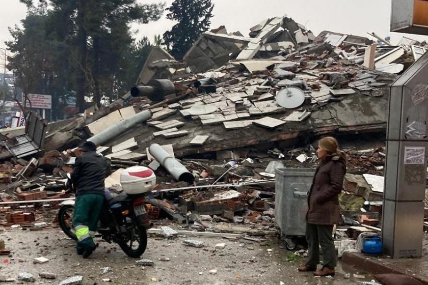 Depremde yıkılan Akgül Apartmanı'nın enkazı