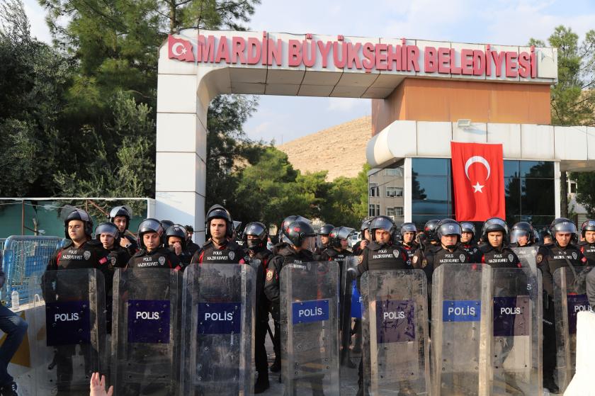 Mardin Belediyesine kayyım atanması sonrası belediyenin polislerce ablukaya alınması