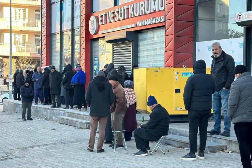 Van'da et kuyruğunda bekleyen vatandaşlar