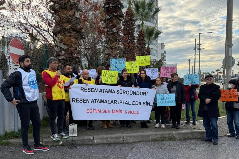 Narlıdere İlçe Milli Eğitim Müdürlüğü önünde norm fazlası öğretmenlerin resen atamalarına ilişkin açıklama yapan Eğitim Sen İzmir 6 No'lu Şube