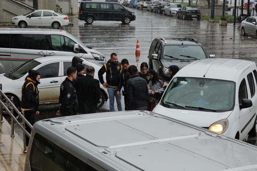 3,5 yaşındaki oğlunun öldüren anne polisler eşliğinde götürülüyor