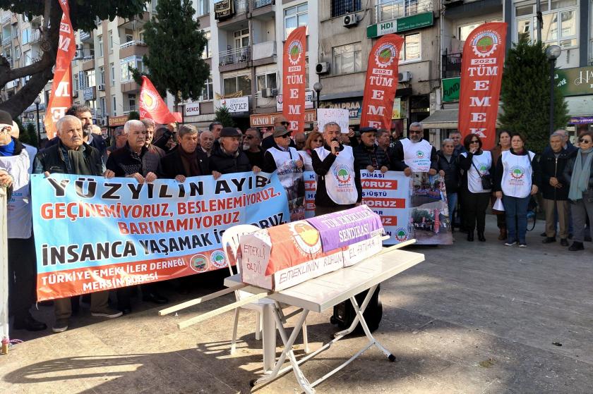 Mersin'de emekliler zamları tabutla protesto etti