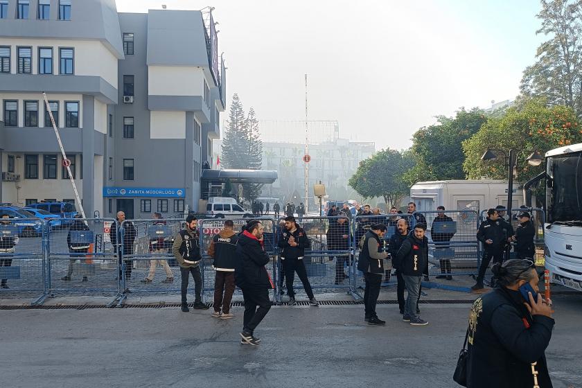 Akdeniz Belediyesi önünde polis ablukası