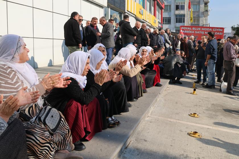 Kayyım girişimine karşı vatandaşlar Akdeniz Belediyesi önünde bekliyor