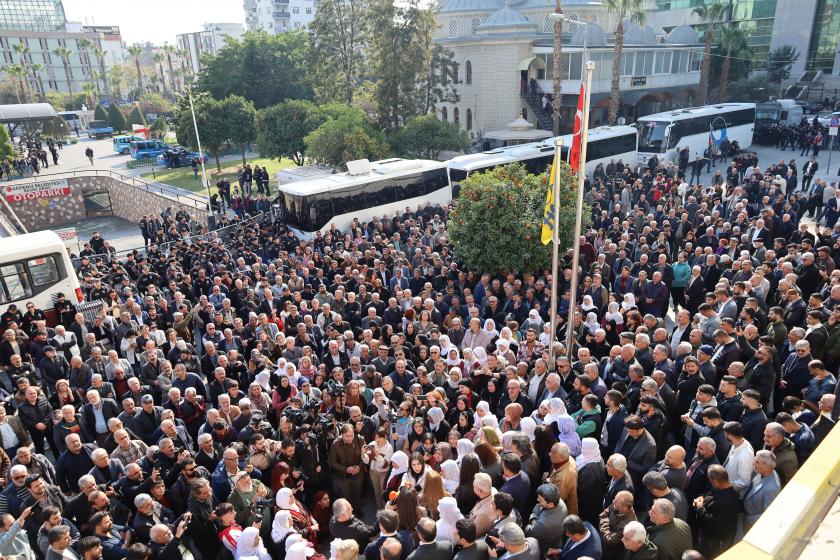 Kayyım girişimine karşı vatandaşlar Akdeniz Belediyesi önünde bekliyor