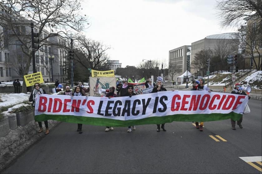 Biden'ı protesto eden eylemciler.