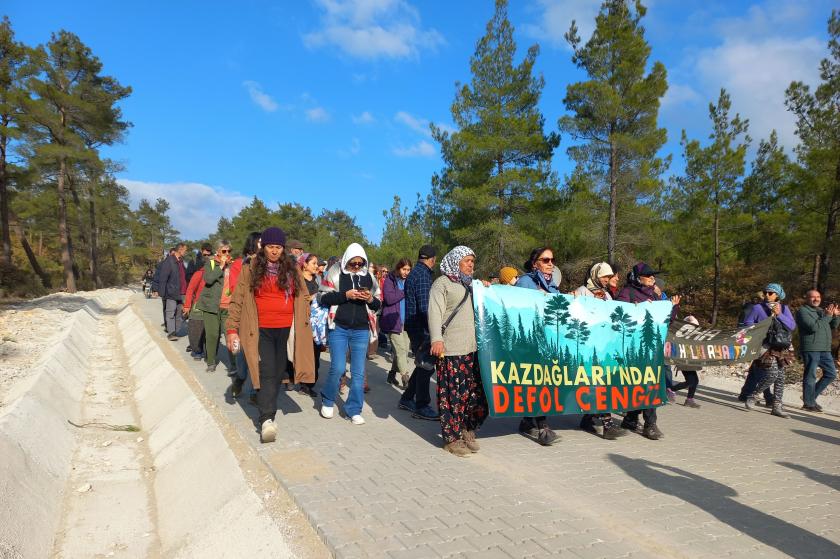 kazdağlarından defol cengiz pankartı taşıyan köylüler