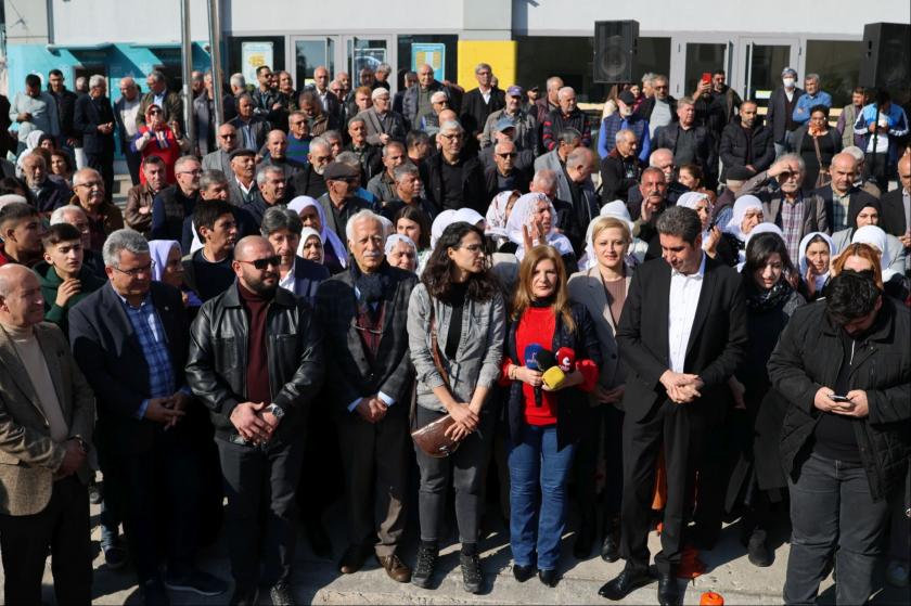 Kayyım atanan Akdeniz Belediyesi önünde eylem: "Boyun eğmeyeceğiz"