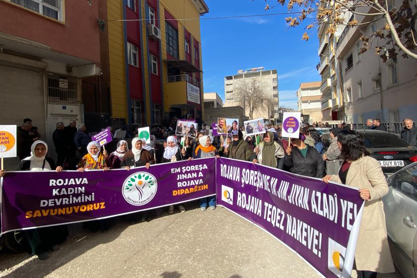 Urfa’nın Suruç ilçesinde bir araya gelen kadınlar Kobanê sınırına yürüyor