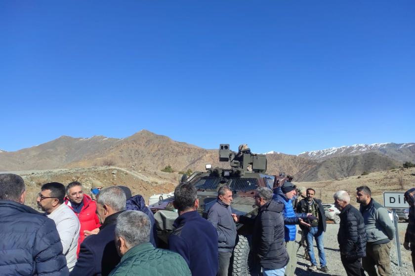 Asker tankı önünde duran ve maden çalışmasını engellemek isteyen halk